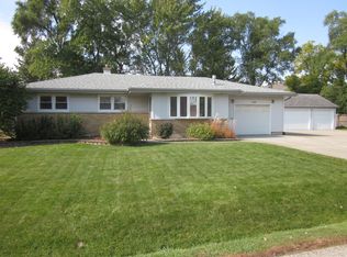 1086 Oakwood St, Gurnee, IL 60031