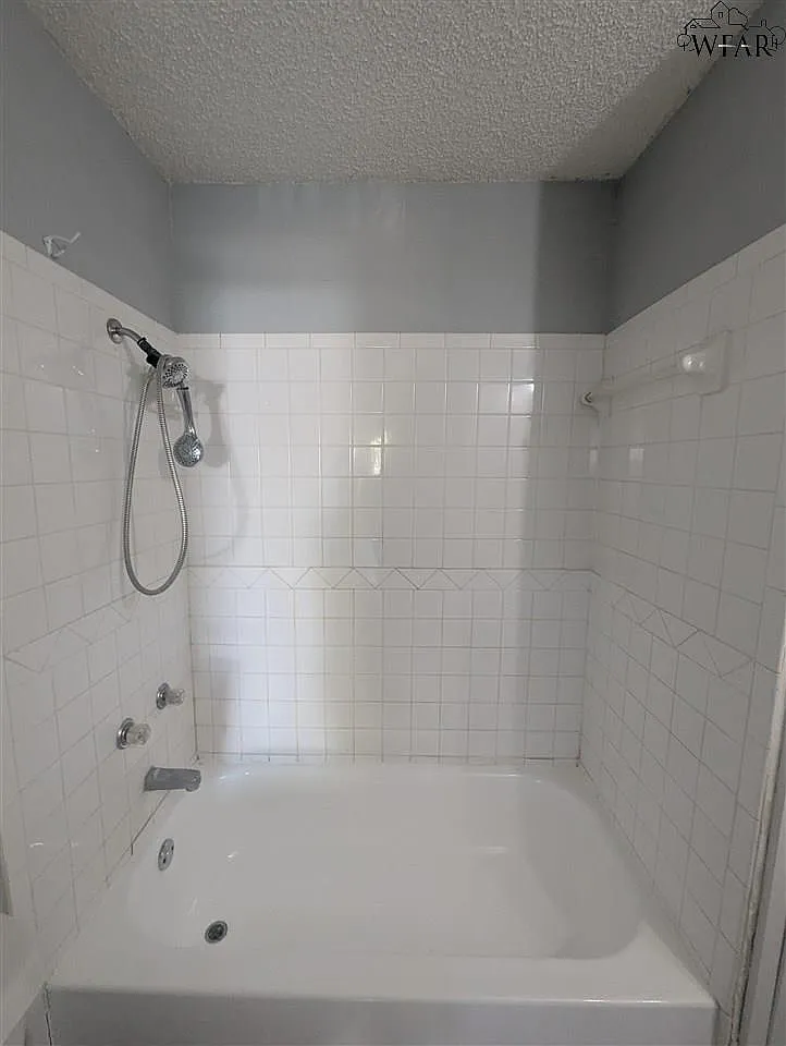 3 bed, 1.0 bath, 1064 sqft, $1,100 — Photo 3