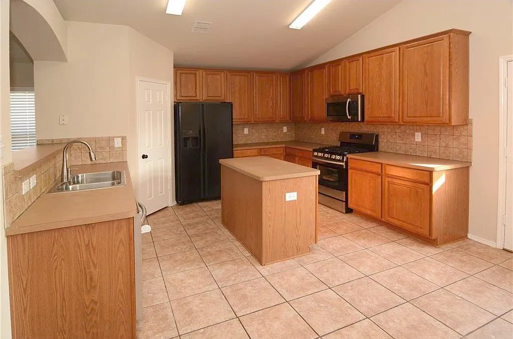 3 bed, 2144 sqft, $2,500 — Photo 4