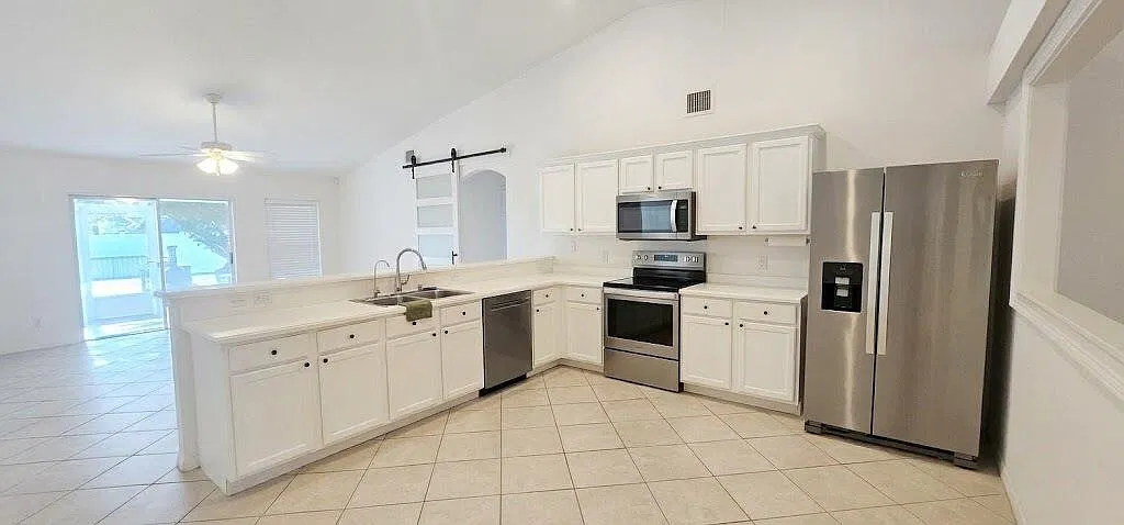 3 bed, 2.0 bath, 1808 sqft, $2,500 — Photo 2