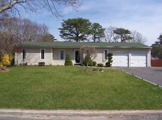 23 Tarpon Ln, Centereach, NY 11720