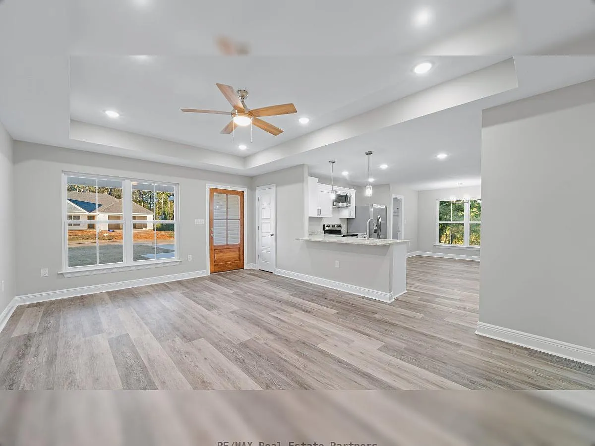 3 bed, 1350 sqft, $1,800 — Photo 3
