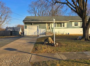 13 Bent Twig Ln, Ewing, NJ 08638