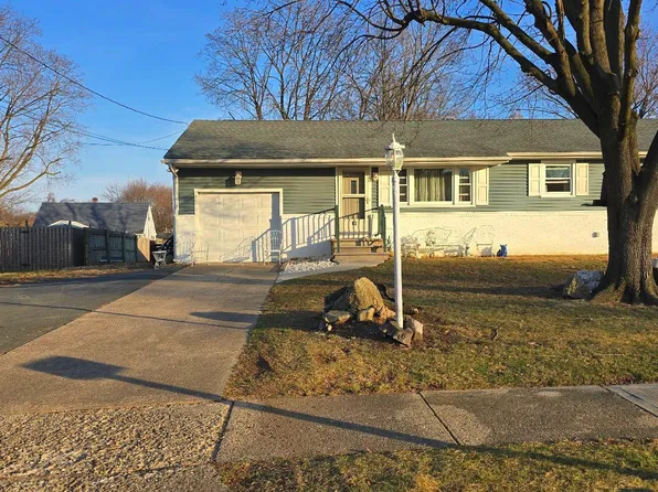 13 Bent Twig Ln, Ewing, NJ 08638