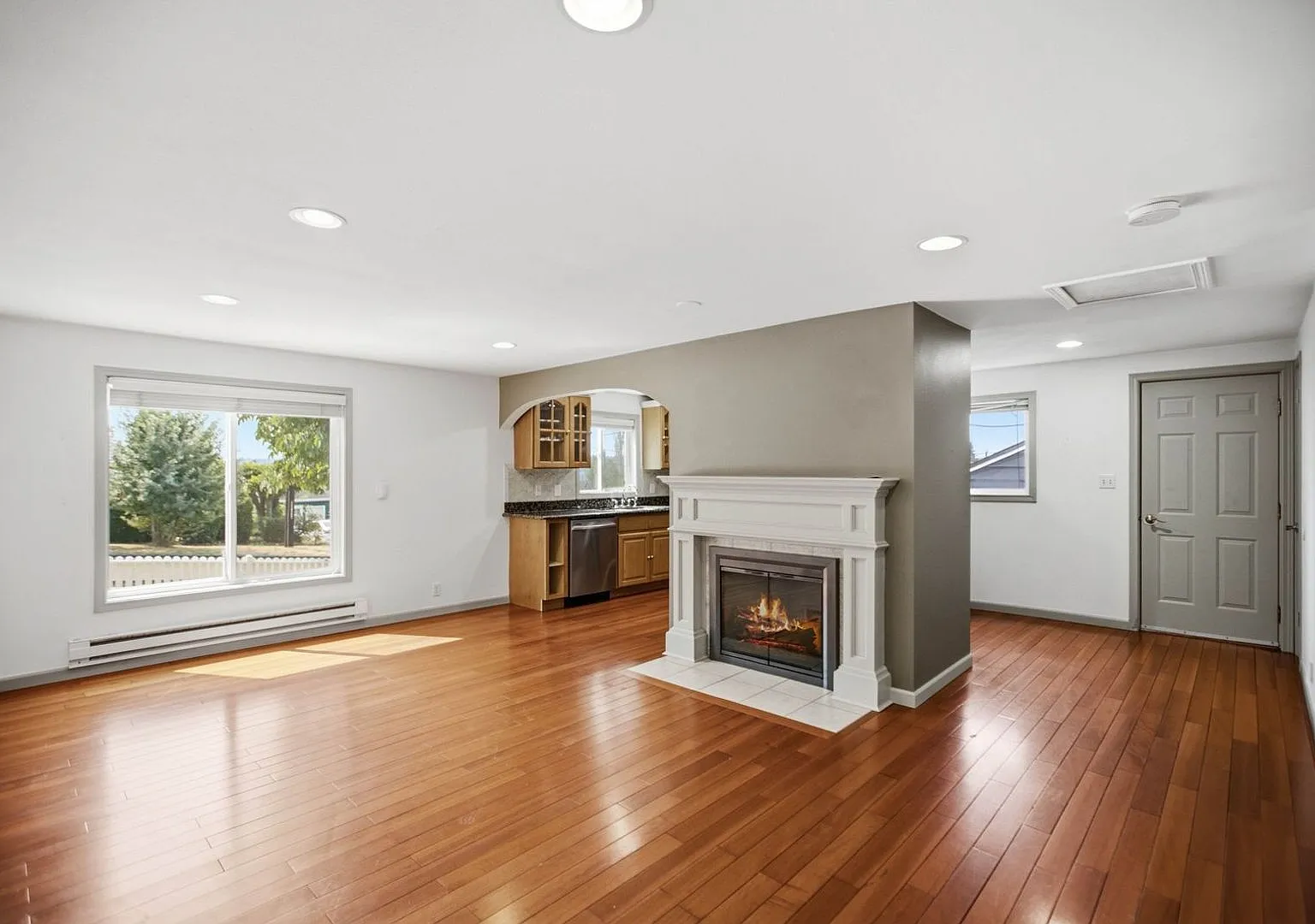 Spacious 3 bed home with washer/dryer and yard in South Beacon Hill — Photo 1