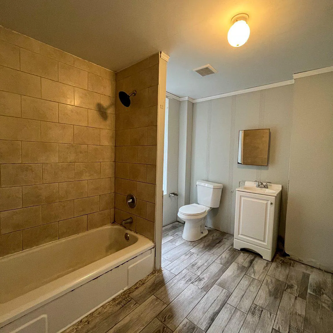 4 bed, 1.0 bath, 1948 sqft, $2,350 — Photo 4