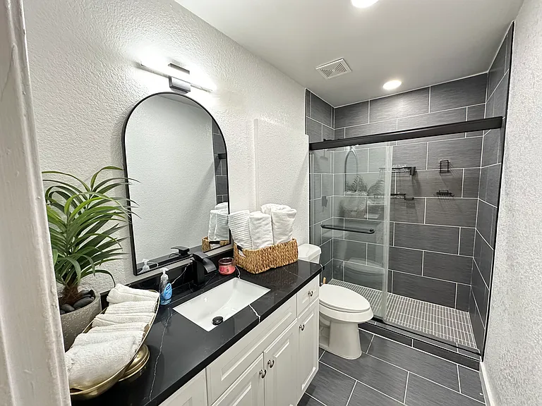 807-809 W Broadus St #807 — Photo 5