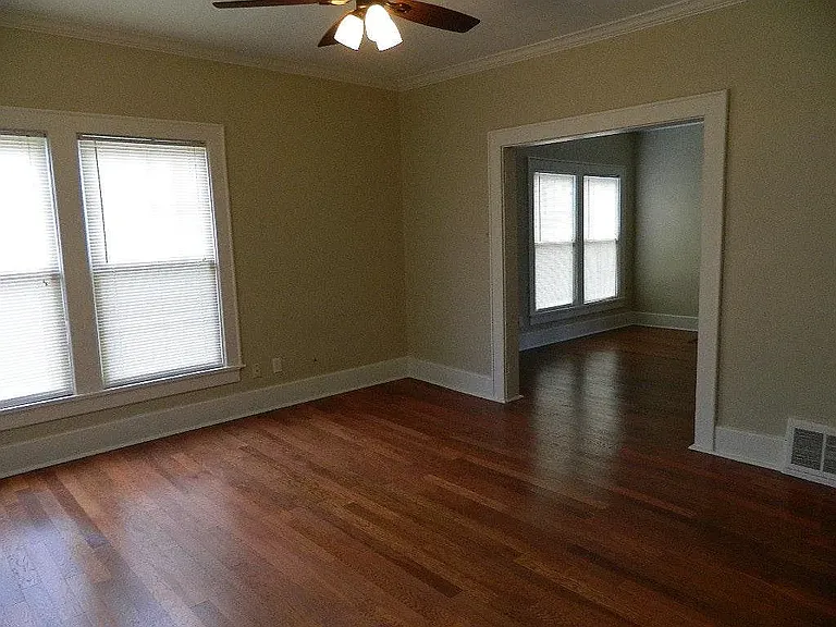 115 E Riverside Dr — Photo 11