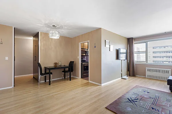 Sold by Thomas Lipovetsky, LREB | media 57