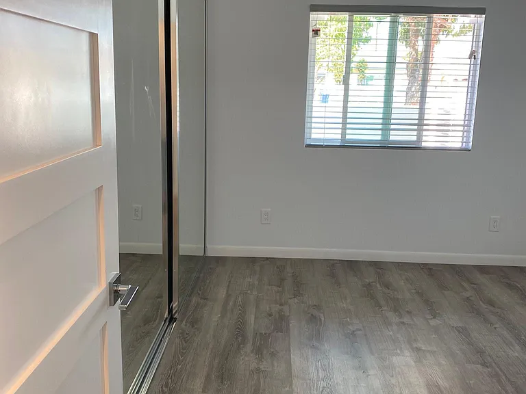4212 Clairemont Dr — Photo 12