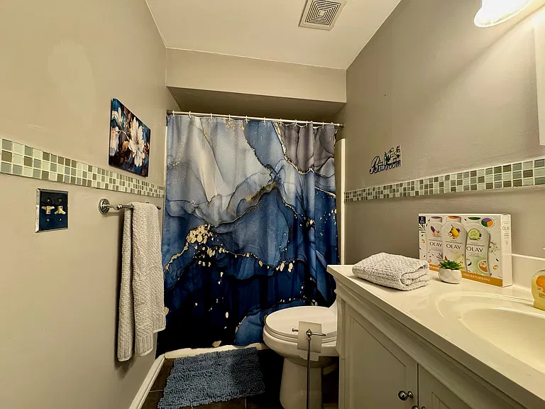 Set of 4 new bathroom towels and mats.