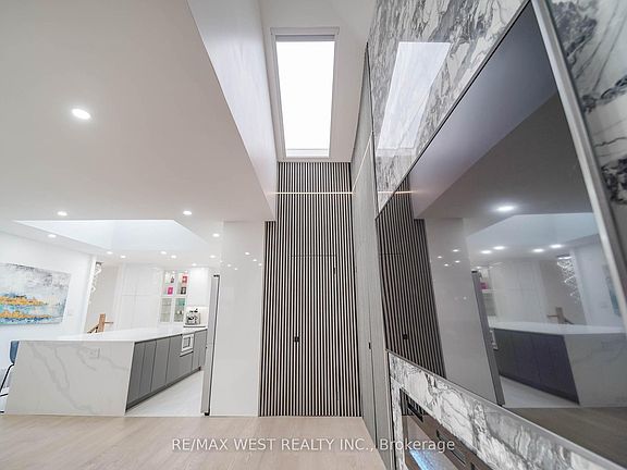 2nd image of 7118 Yonge St