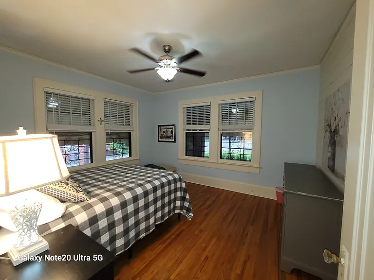 1928 Winona Ave — Photo 21
