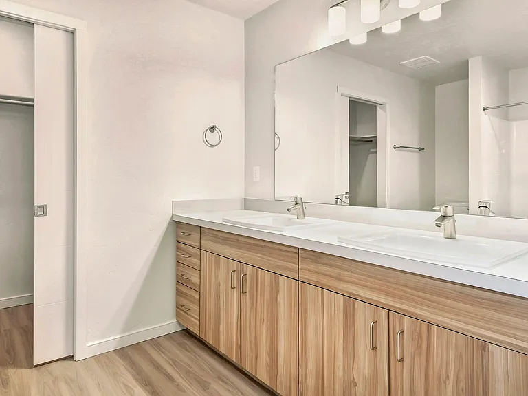 Parkway Apartments — Photo 47
