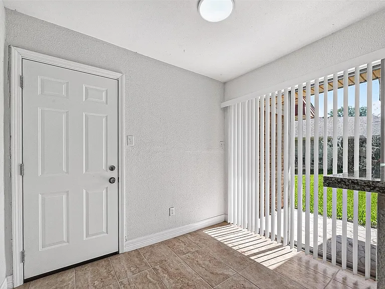 2223 Courtney Ct — Photo 7