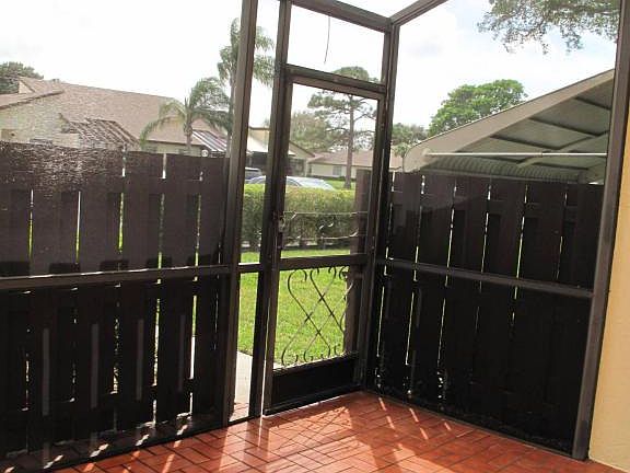 fence enclosed patio (1)