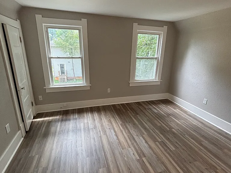 3827 1/2 Lockwood Ave — Photo 7