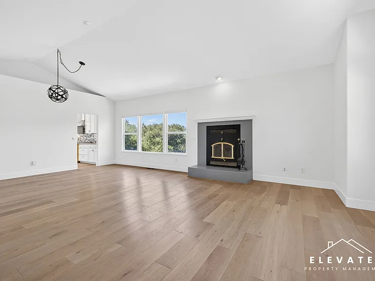 9400 Chalk Hill Rd — Photo 5