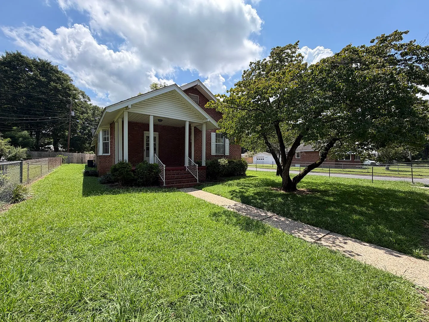 Charming 2/1 House in Celanese- $1,595 — Photo 3