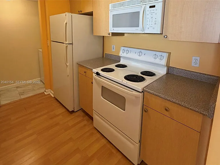 1919 Van Buren St #620A — Photo 15