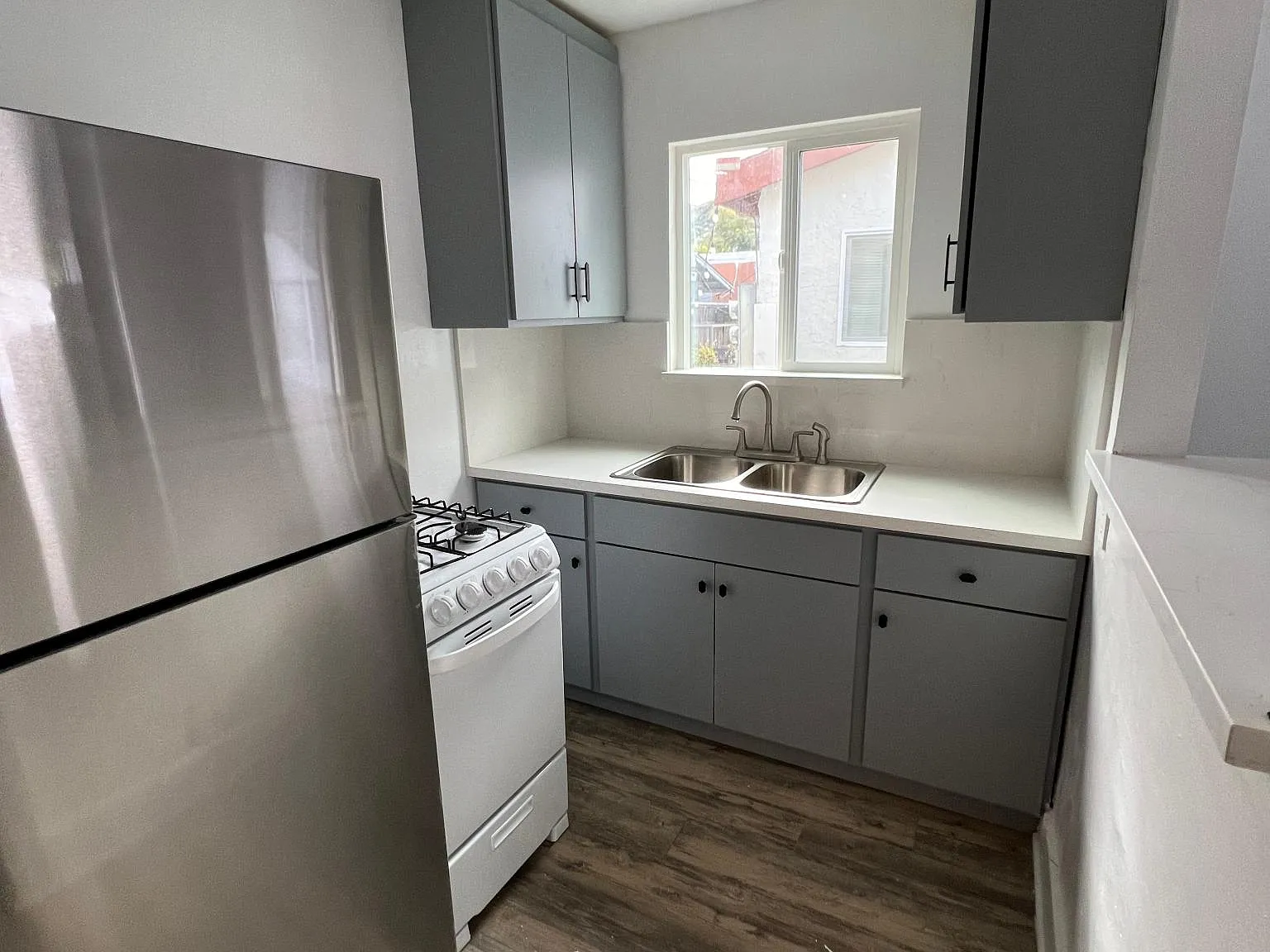 332 1/2 S Avenue 59 — Photo 3