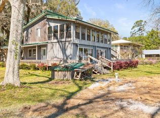 863 Hickory Bluff Rd, Waverly, GA 31565