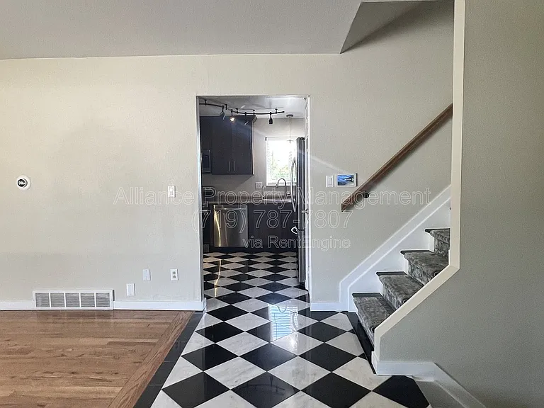 514 Catalina Dr — Photo 3