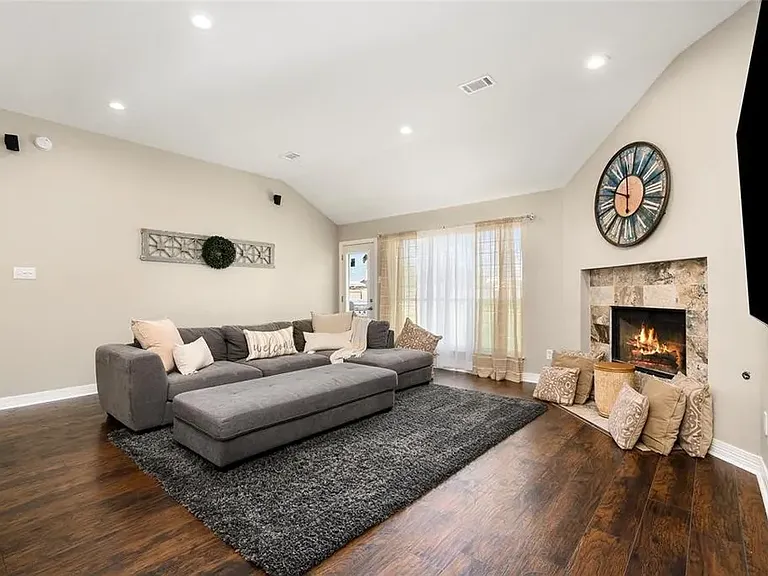 1910 Caroline Ave — Photo 12