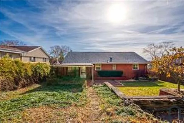 16 Barton Dr — Photo 2