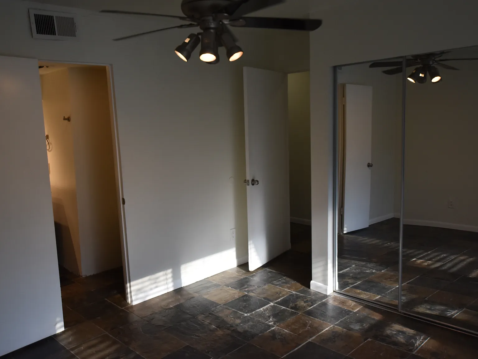 2 bed, 1340 sqft, $2,050 — Photo 3