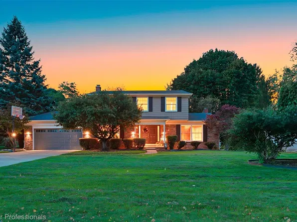561 Fox River Dr, Bloomfield Hills, MI 48304