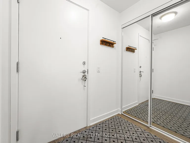 681 Yonge St #615 — Photo 3