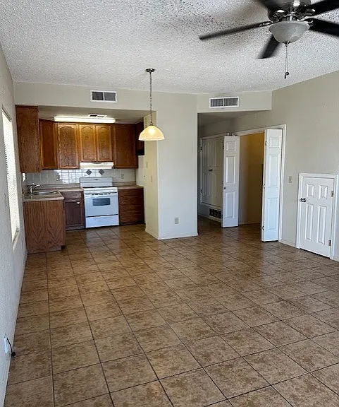 240 Val Verde St #B — Photo 3