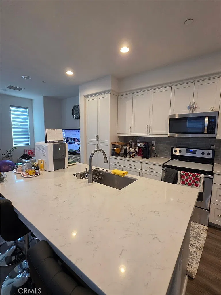 4 bed, 3.5 bath, 2010 sqft, $4,000 — Photo 4