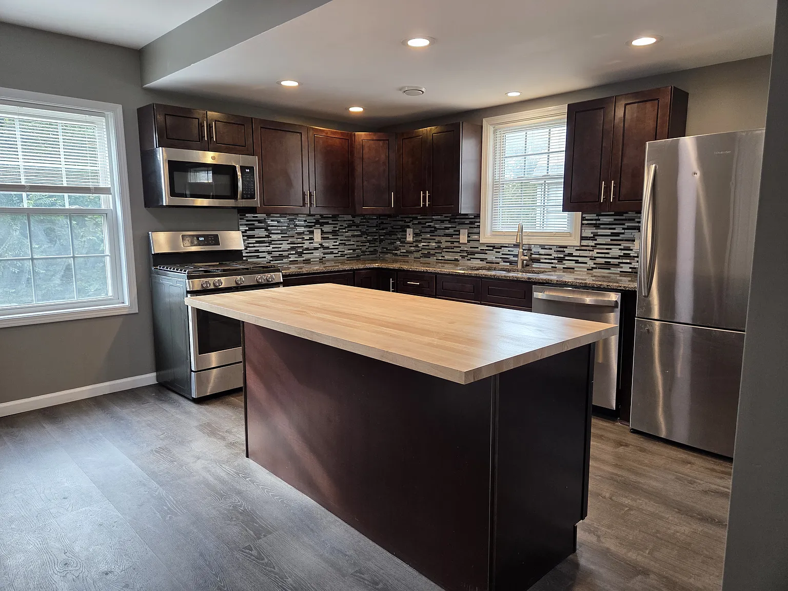 1 bed, 1600 sqft, $1,900 — Photo 3