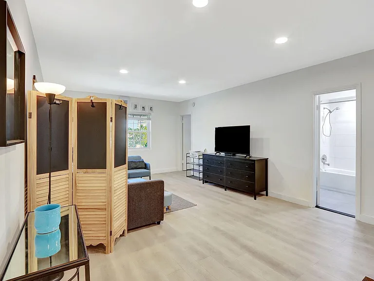 2426 SE 17th St #305 — Photo 6