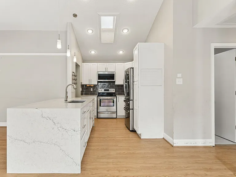 253 Teakwood Ln — Photo 3