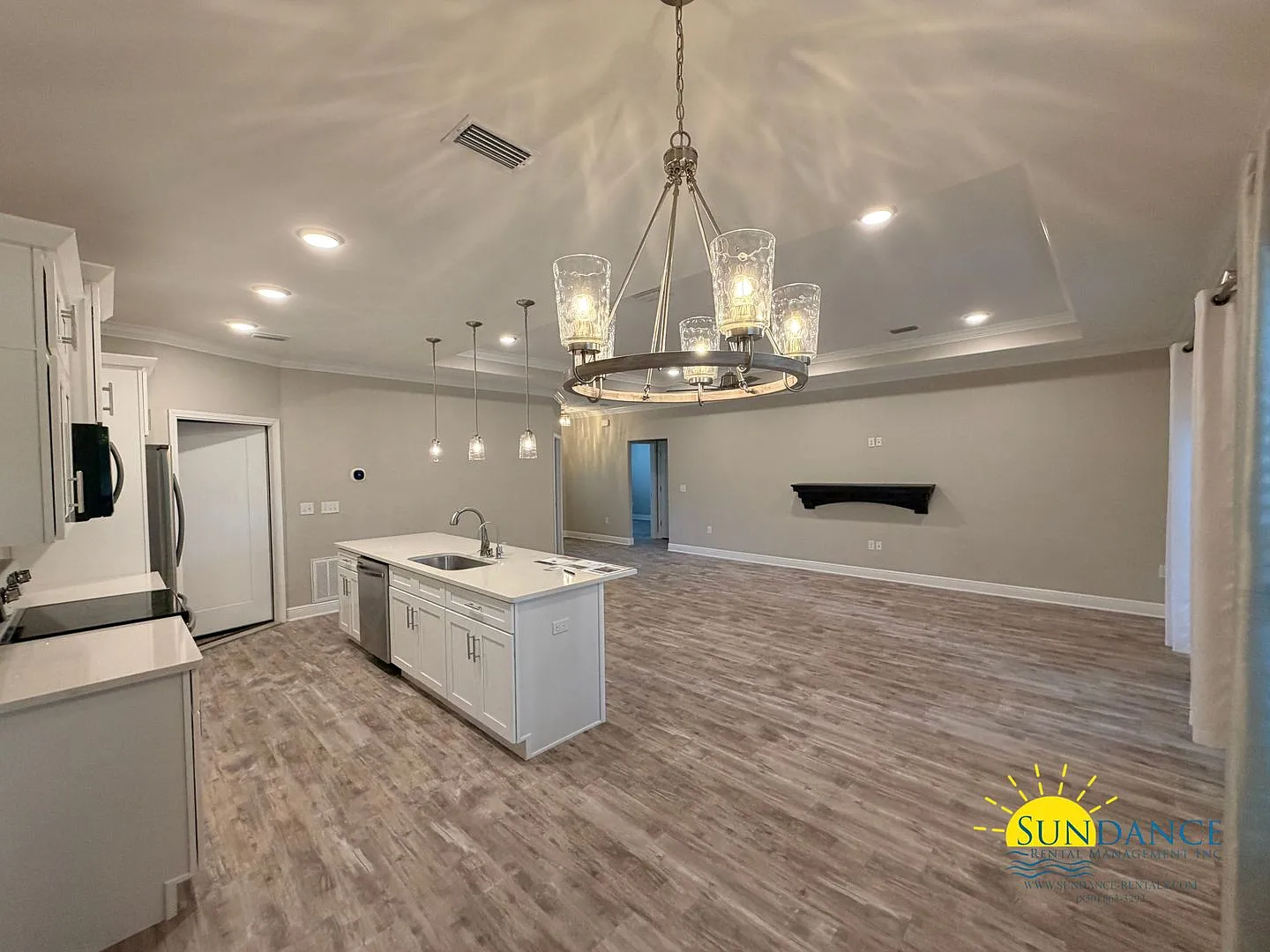 Spacious 4-Bedroom Home with Pool, Solar Panels & Electricity Allowance! — Photo 2