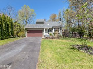 28 Carolanne Dr, Delmar, NY 12054