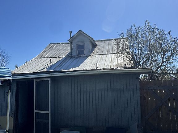 4th image of 210 6th St