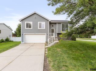 724 Clearwater Dr, Papillion, NE 68046