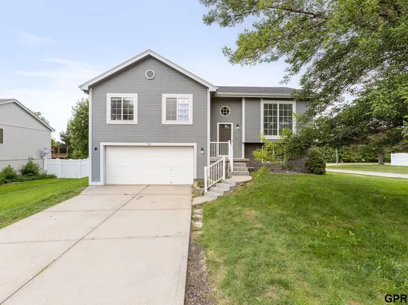 724 Clearwater Dr, Papillion, NE 68046