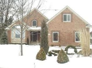 19789 Gill Rd, Livonia, MI 48152