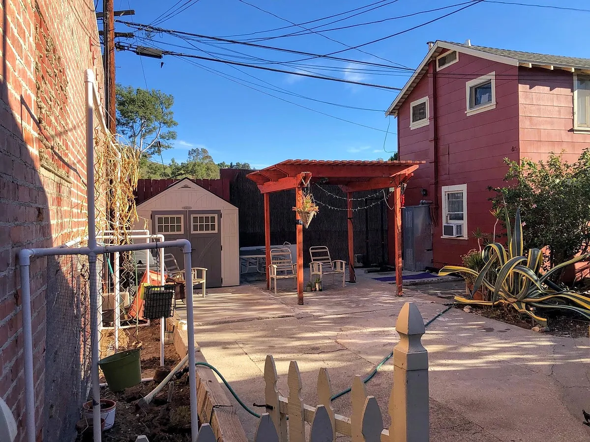shared backyard - 4510 N Figueroa St #3