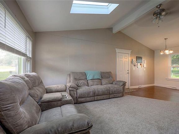 3rd image of 605 NW Carroll Dr