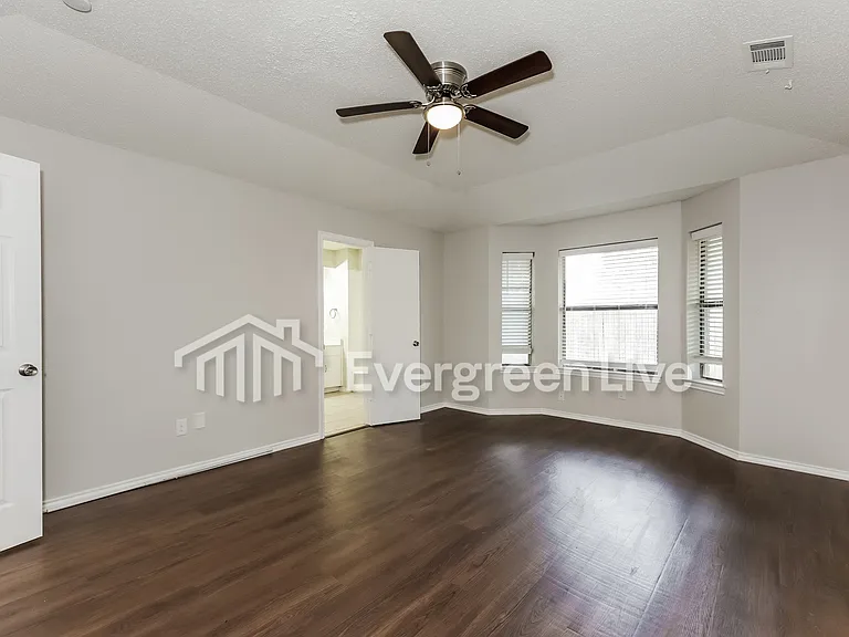 2401 Willow Oak Dr — Photo 2