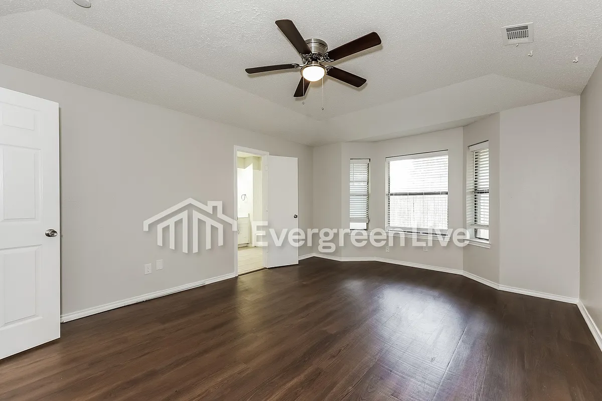 Building Photo - 2401 Willow Oak Dr