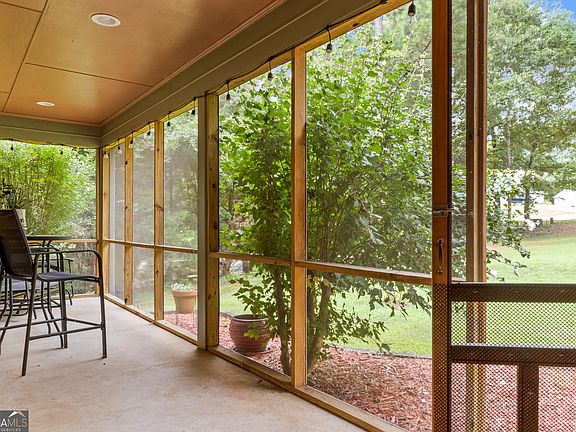 5th image of 124 Foxdale Dr