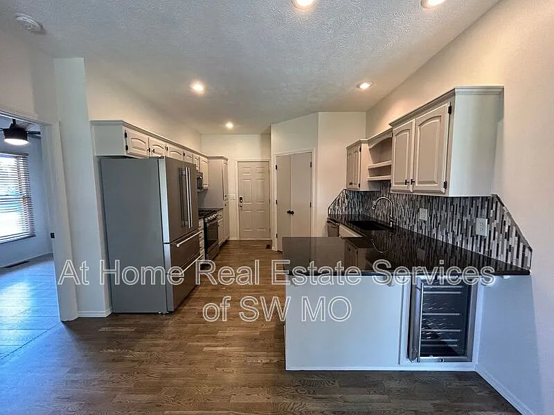 4 bed, 2.0 bath, 1700 sqft, $2,030 — Photo 4