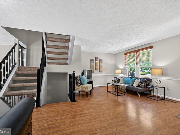 3rd image of 8204 Wellington Pl